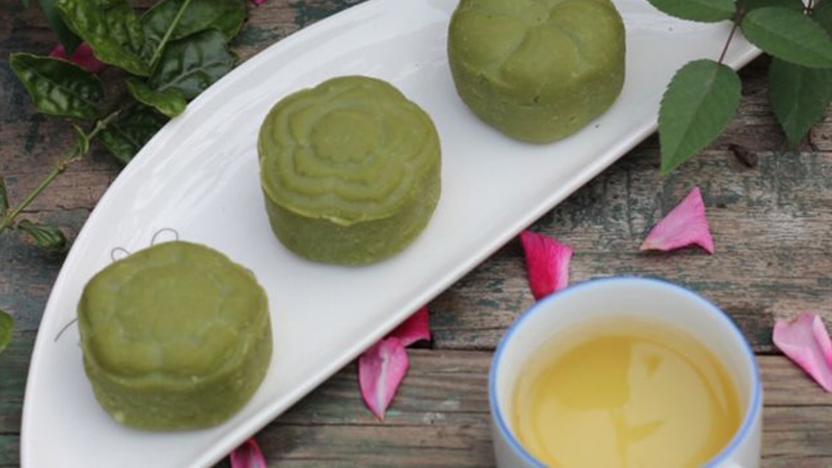 bánh đậu xanh kết hợp cùng trà truyền thống